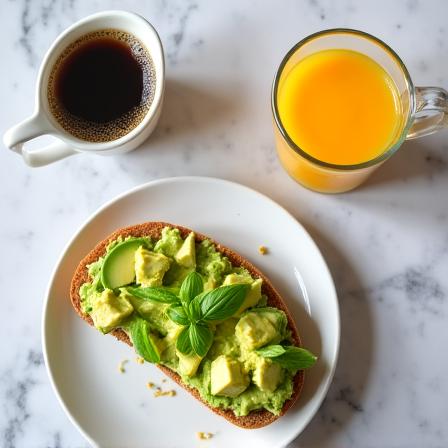 Un brunch colorato con toast all'avocado e spremuta
